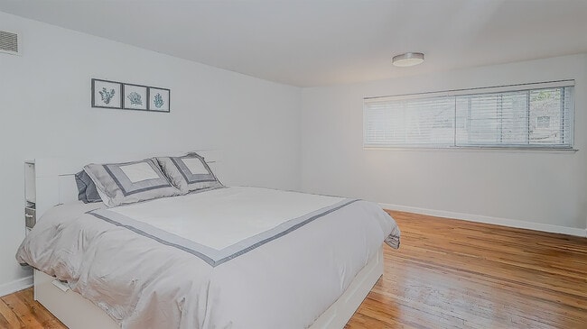 Building Photo - 531 Longshore Dr