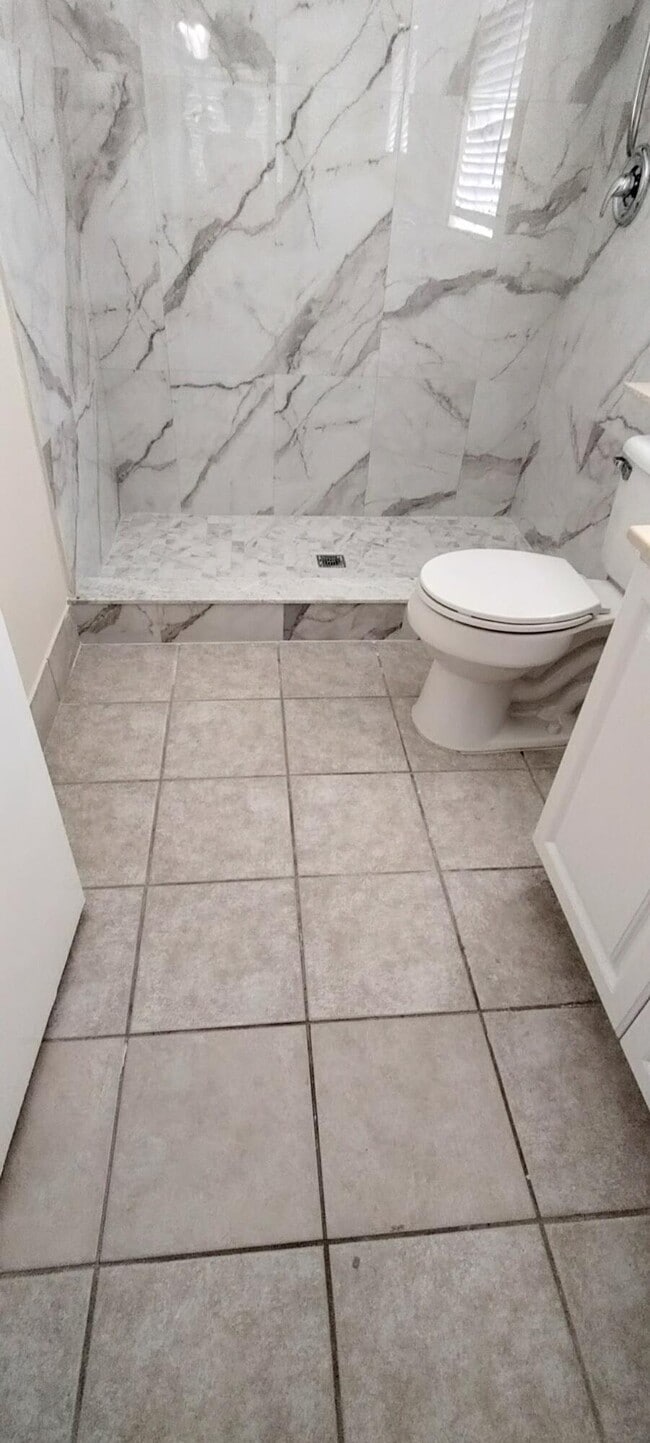 Building Photo - 1000 Crestwood Ct S