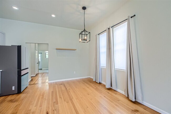 Building Photo - Unique craftsman home!