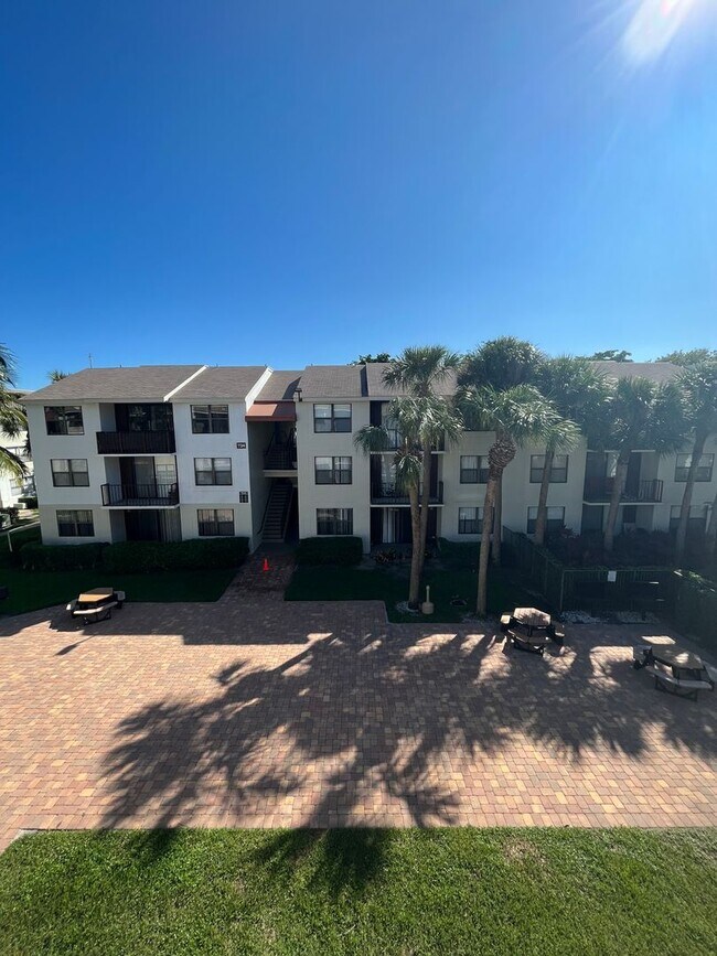 Building Photo - TWO BEDROOM TWO BATHROOM !! WATERFRONT COMMUNITY