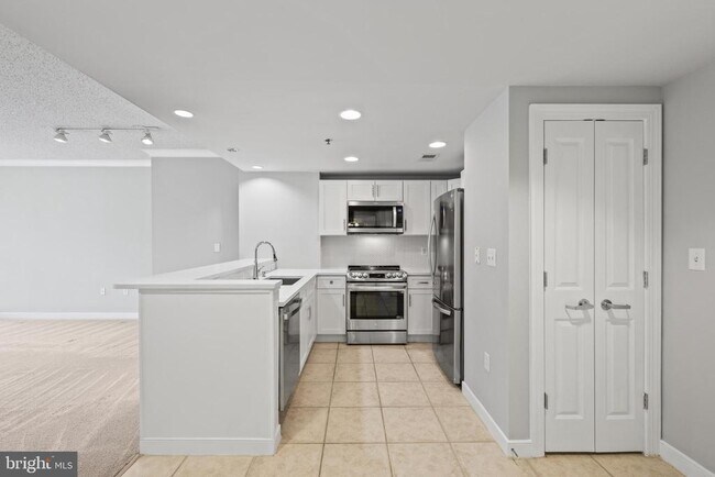 Building Photo - 777 7th St NW