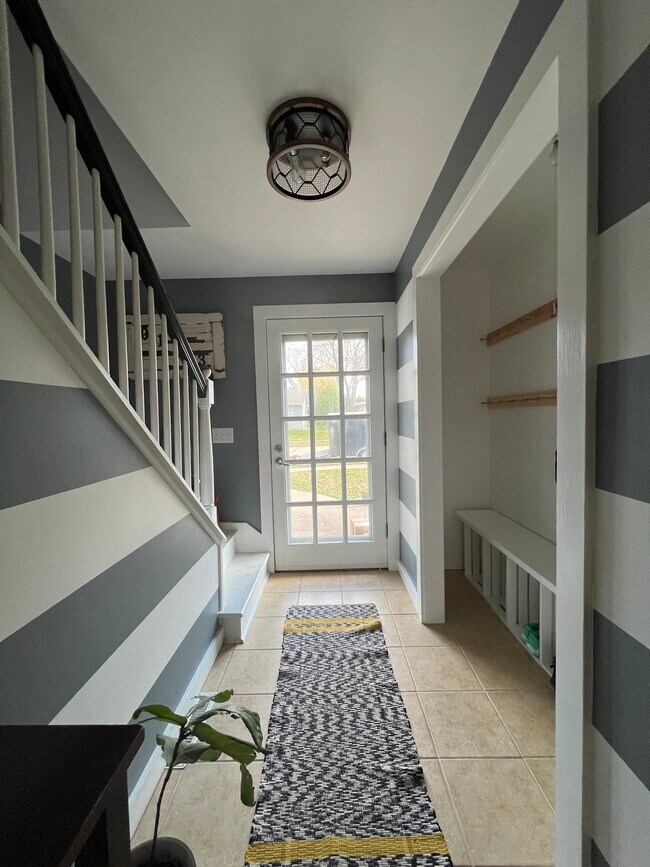 Building Photo - 1735 Crestview Dr