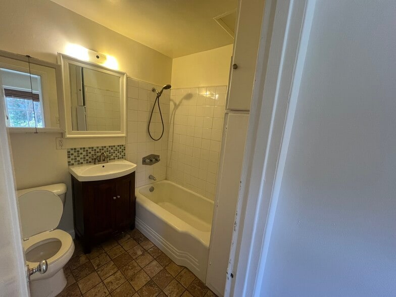 Building Photo - 2019 Cypress Ave