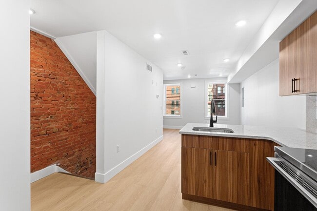 Building Photo - 116 E Huntingdon St