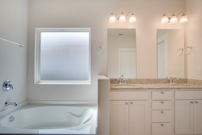 Building Photo - Holiday Sunshine! Deer Run 4BR/3BA Home – Solar, Community Pool & ½ Deposit for Active Military