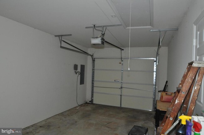 Building Photo - 1111 Jousting Way