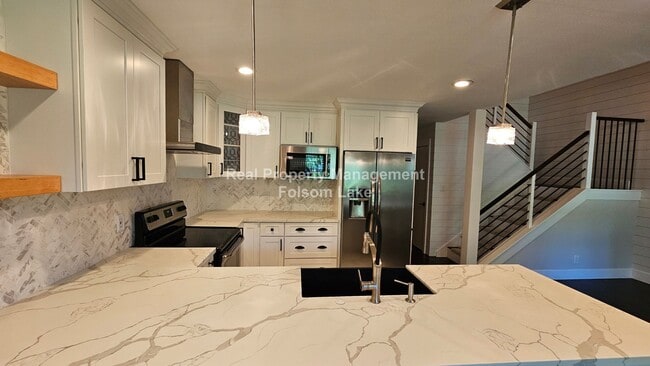 Building Photo - Modern Townhouse Living in Desirable Lakes...