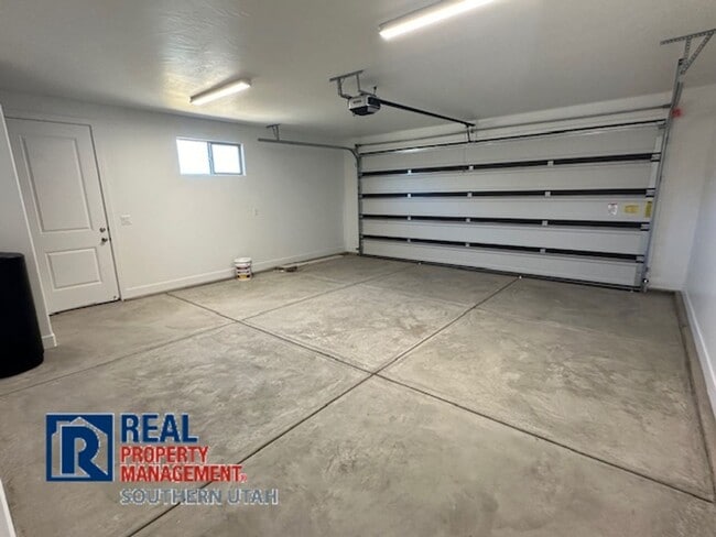 Building Photo - Large Home in Firerock