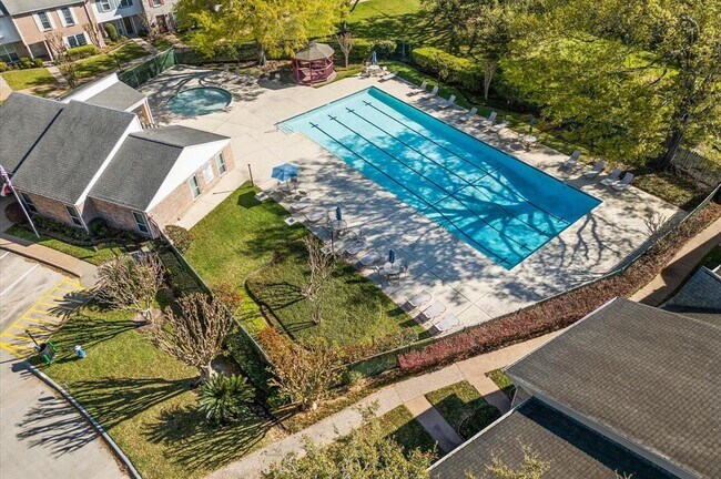 Building Photo - 10328 Briar Forest Dr