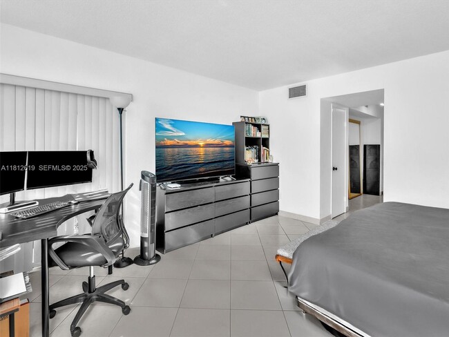 Building Photo - 1770 NE 191st St