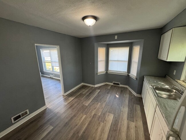 Building Photo - House in Peoria 3 BR / 2 BA Available Now