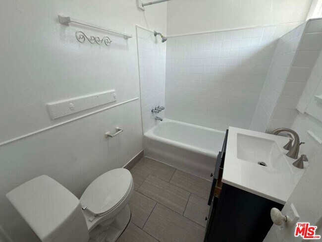 Building Photo - 1298 Queen Anne Pl