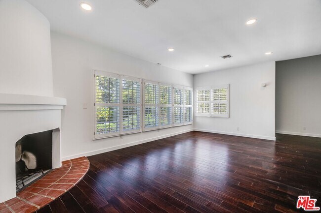 Building Photo - 741 Chautauqua Blvd