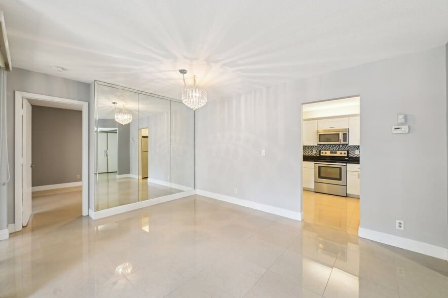 Building Photo - 2613 Carambola Cir N