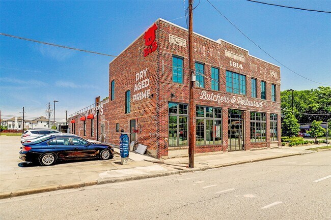 Building Photo - 2118 Sabine St