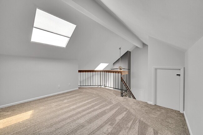Building Photo - $2,195 - 1 Bed, 1 Bath Updated Lofted Cond...