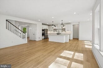 Building Photo - 1152 Broad Lk Dr