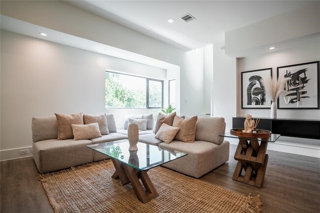 Building Photo - 2212 Francis St