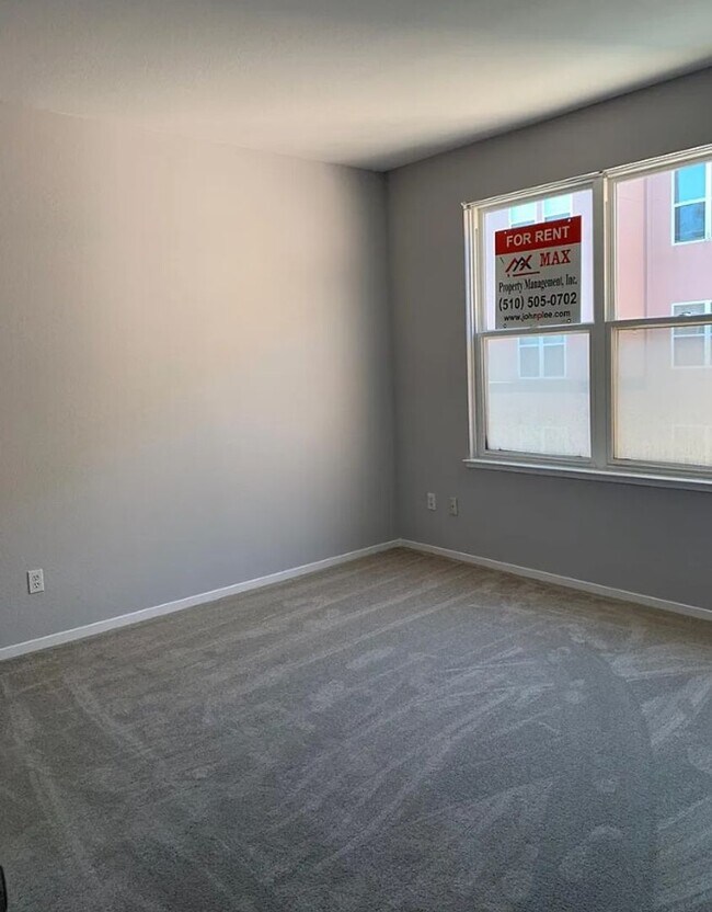 Building Photo - Beautiful 3 Bedroom Condo in Gated Communi...