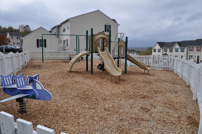 Building Photo - 2135 Saranac Ct