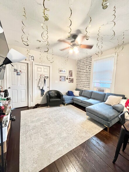 Building Photo - 717 Parker St