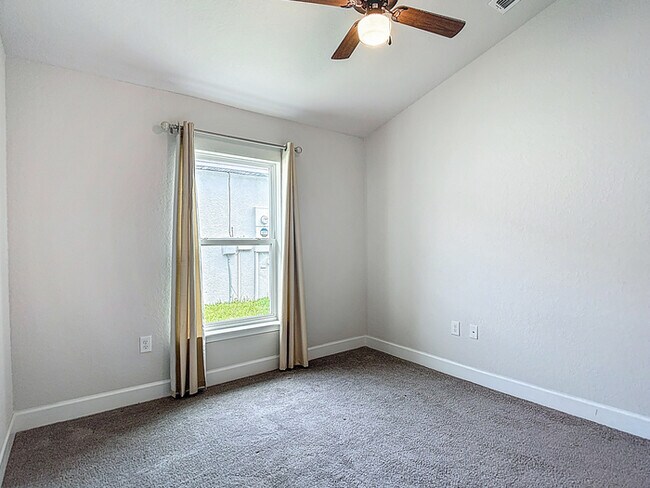 Building Photo - Welcome in to this beautiful Unfurnished -...