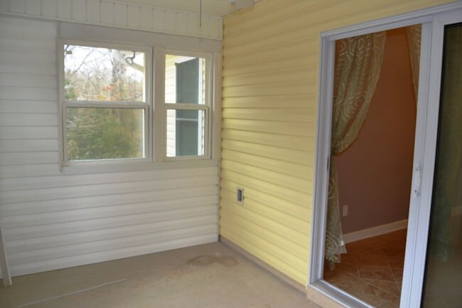 Building Photo - East Gate Area | Home | Unfurnished