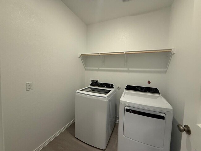 Building Photo - 519 Vantage Dr
