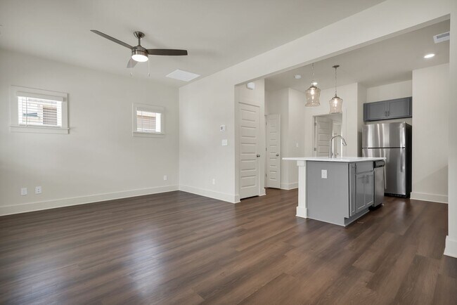 Building Photo - One Bedroom Cottage with Fenced Backyard!