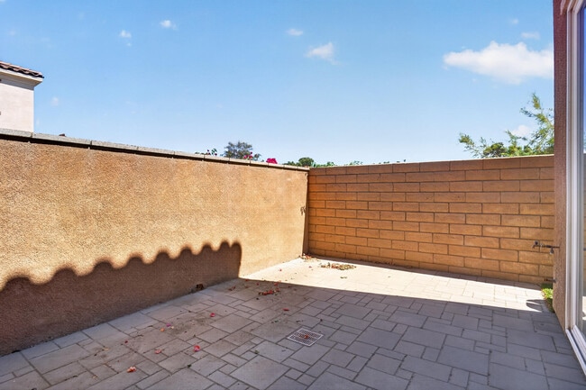 Building Photo - 621 Calle Vibrante