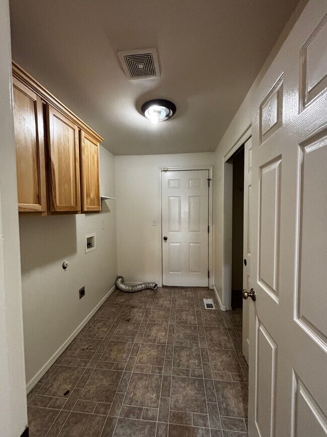 Building Photo - SE Bend House, Gas Heat/Fireplace, Fenced Yard, Dbl. Garage, Pets Considered!