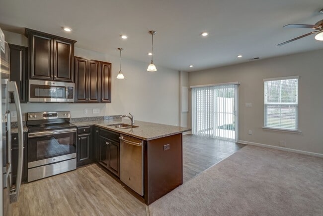 Building Photo - Wonderful townhome