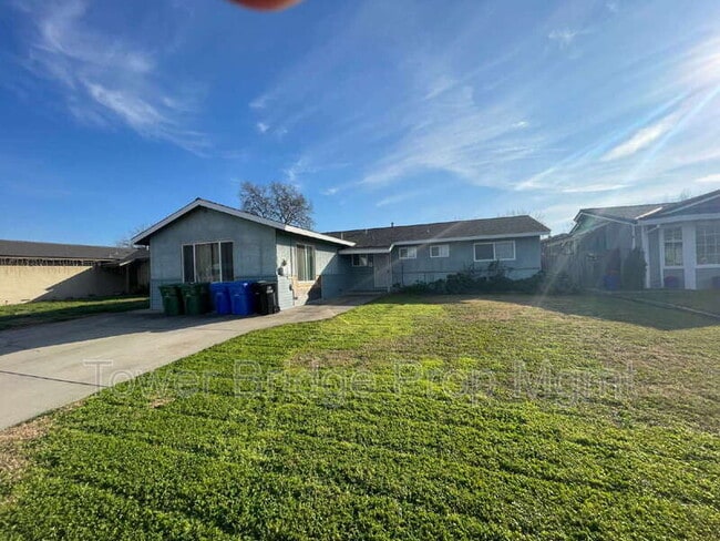 Building Photo - 8724 Halverson Dr