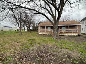 Building Photo - 906 Eagle Ave