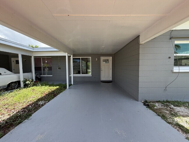 Building Photo - "Charming 2-Bedroom Duplex Retreat in Venice East!"