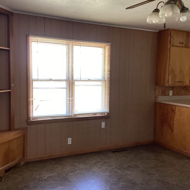 Building Photo - COMING SOON: CUTE 3 BEDROOM / 1 BATHROOM HOUSE IN LAMAR MO!! WITH CAR GARAGE!
