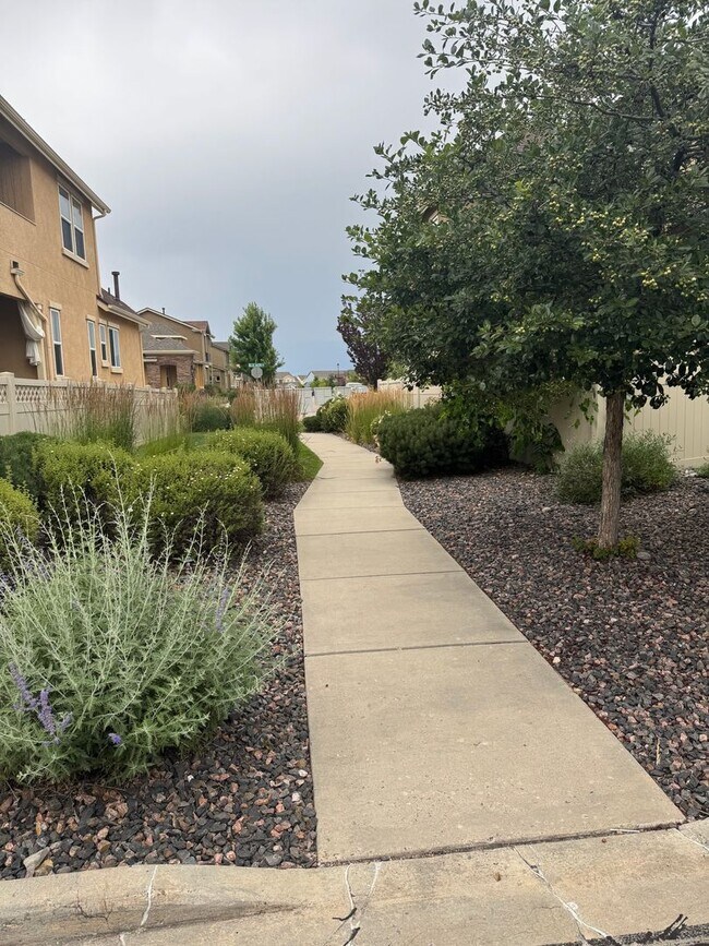 Building Photo - Main level living! 3 bed, 3 bath, 2 car ne...