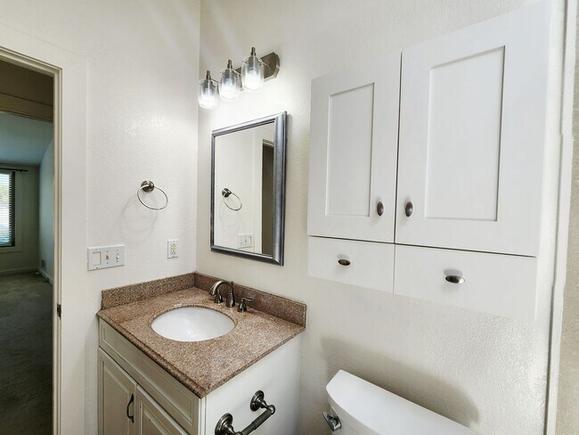 Building Photo - Spacious & bright 3 bedroom 2 bath home in...