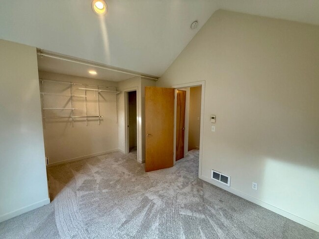 Building Photo - Columbia City Townhome