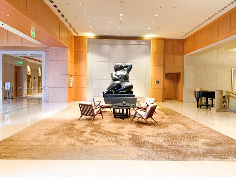 Building Photo - 1435 Brickell Ave