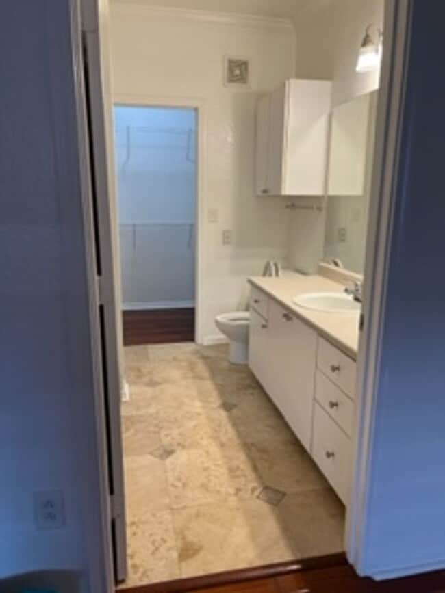 Building Photo - 1x1 top floor unit with balcony, beautiful...