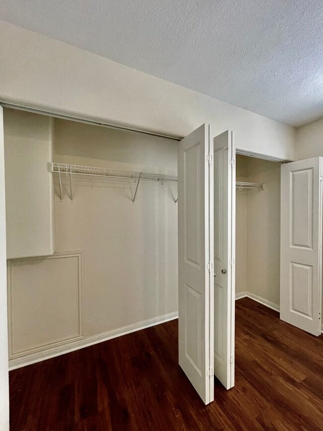 Building Photo - Superb Suburban Space! Multiple Living areas!