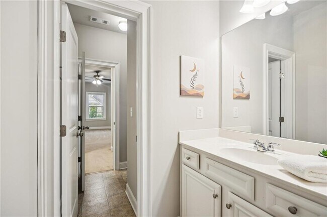 Building Photo - 5180 Mirror Lake Dr