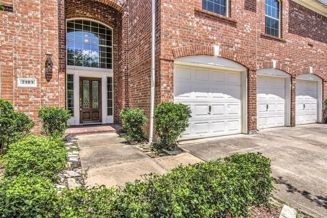 Building Photo - 2103 Blue Water Bay Dr