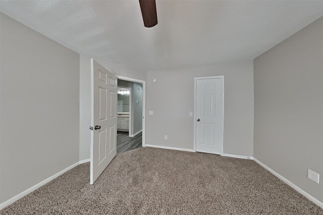 Building Photo - 802 Sierra Lake Dr