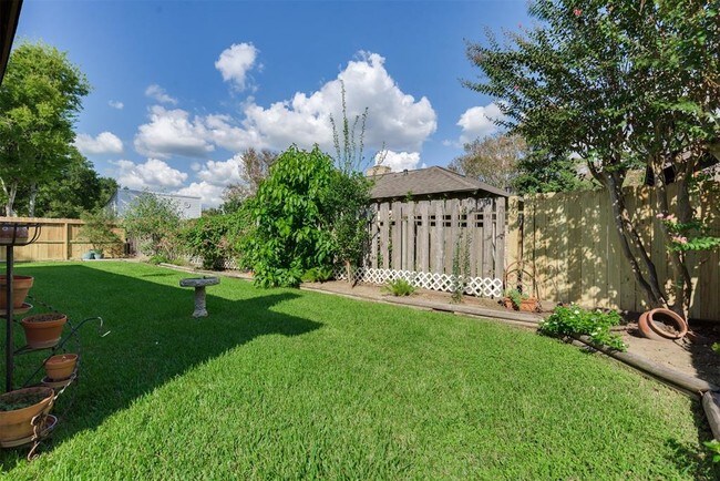 Building Photo - 2207 Briarview Dr