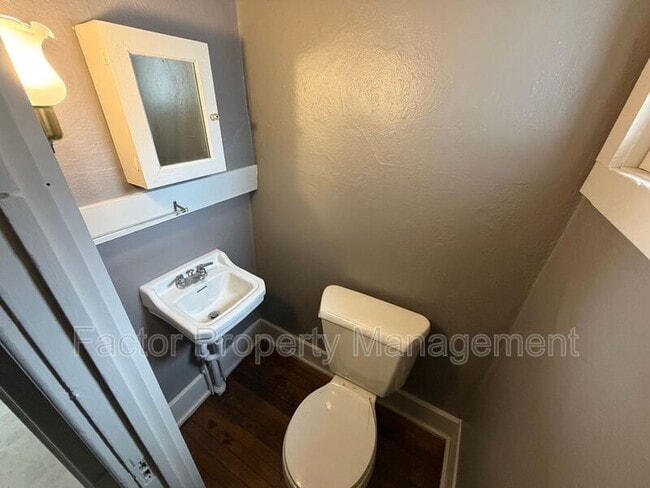 Building Photo - 315 E Cherry St