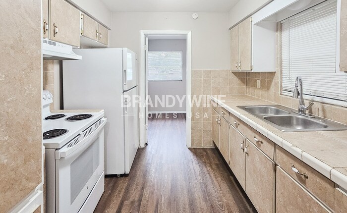 Building Photo - 2402 E Bougainvillea Ave