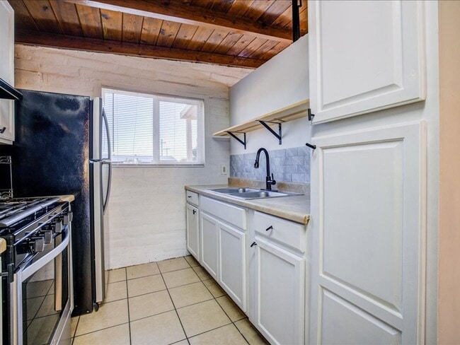 Building Photo - 3 Bedroom 1 Bathroom