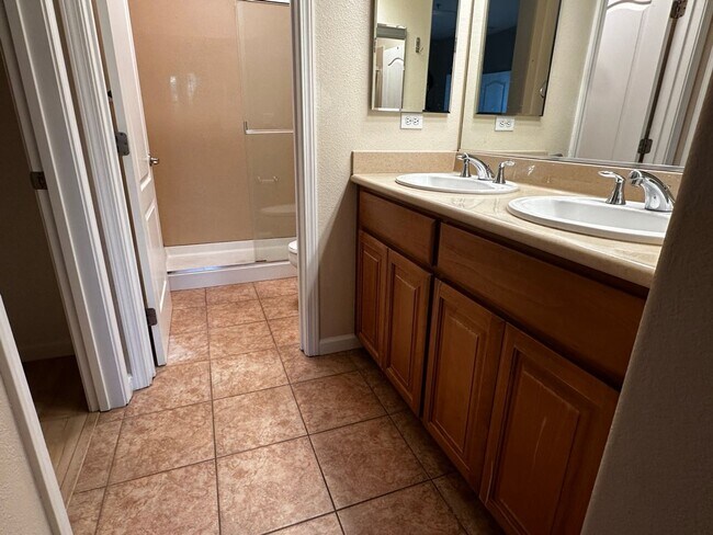 Building Photo - Beautiful tri-level Communications Hill home